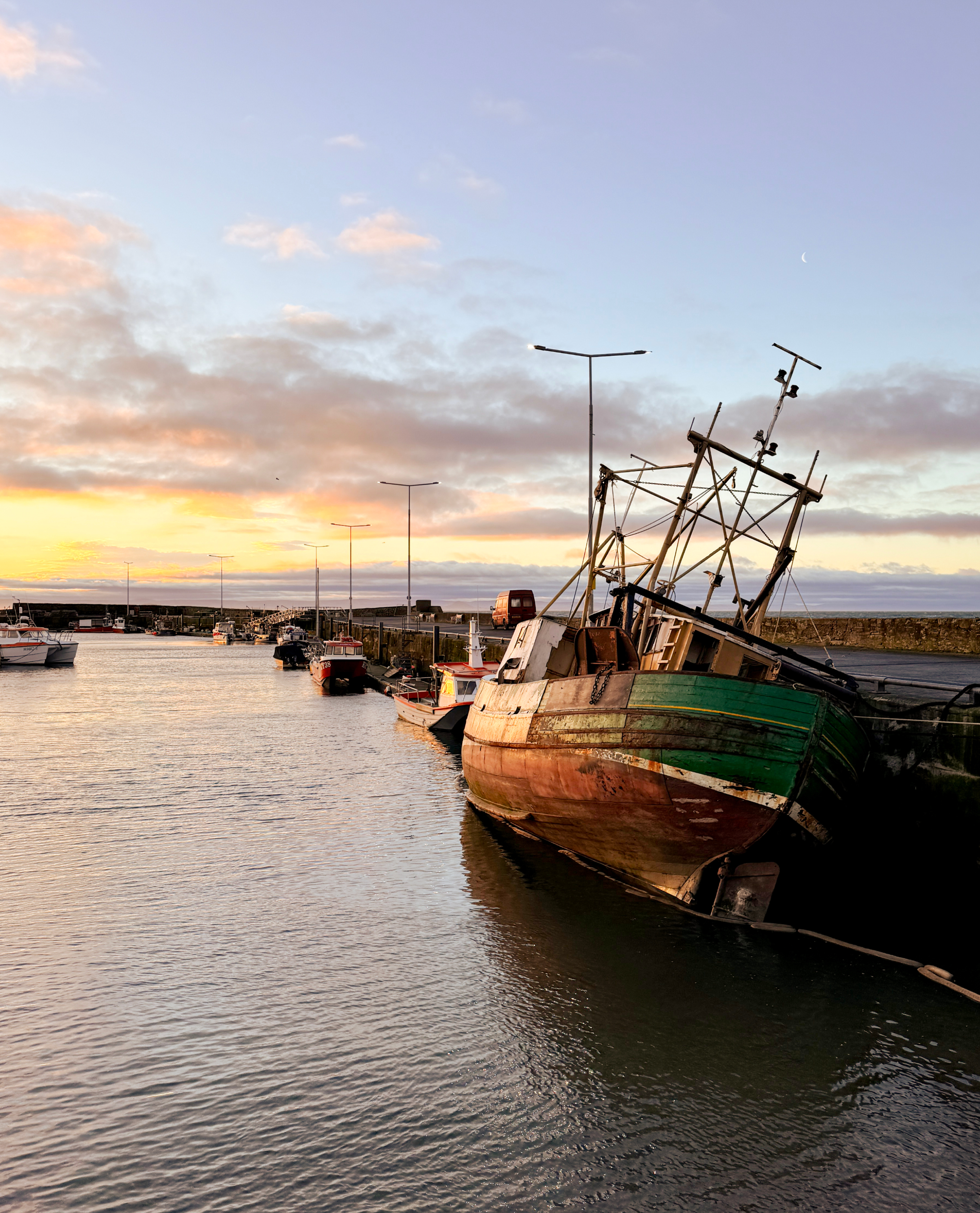 Nave attraccata nel porto di Anstruther al tramonto, East Neuk of Fife, Scozia